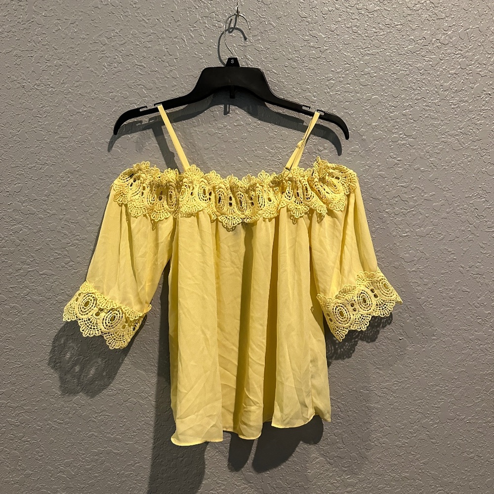 Yellow off the shoulder top w/ lace accents - Size S